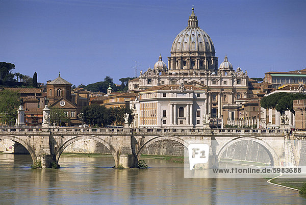 St. Peters und Fluss Tiber  Rom  Latium  Italien  Europa