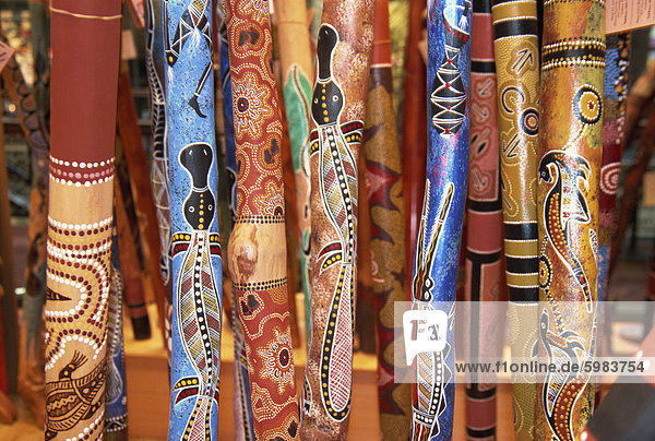 Nahaufnahme der Hand gemalt Digeridoos zum Verkauf in Sydney New Sout Wales Australien Pazifik