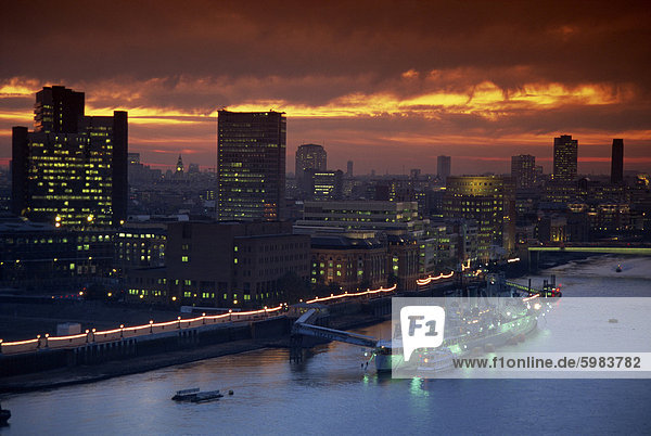 HMS Belfast vor Anker auf der Themse  beleuchtet in der Abenddämmerung  London  England  Vereinigtes Königreich  Europa