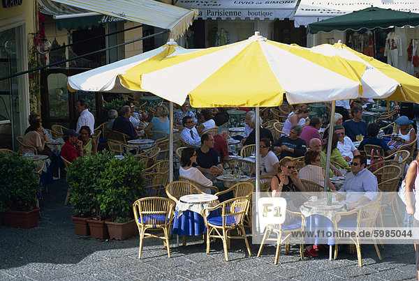 Gebucht Bürgersteig Cafés in Piazza Umberto I  Stadt Capri  Capri  Kampanien  Italien  Europa