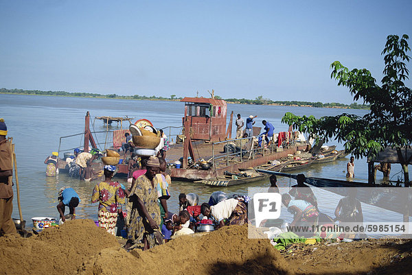 Menschen entlang Fluß Bank  Fluss Niger  Segou  Mali  Afrika