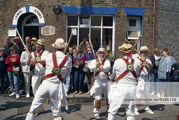 Chanctonbury Ring von Morris Dancers außerhalb der Lewes Arms Pub  Lewes  Sussex  England  Vereinigtes Königreich  Europa