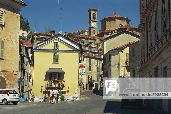 Straßenszene  Mondovi Piazza  Piemont  Italien  Europa
