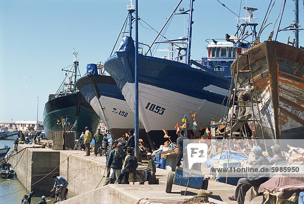 Bootsbau in den Fischerhafen  Essaouira  Marokko  Nordafrika  Afrika