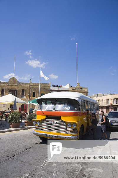 Traditionelle farbige Bus  Marsaxlokk  Malta  Europa