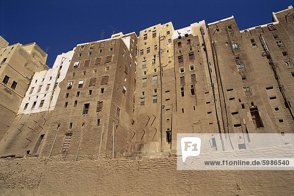 Gebäude Ziegelstein Toilette Menschlicher Rücken Menschliche Rücken Naher Osten UNESCO-Welterbe Schlamm Shibam Wadi Hadramaut Jemen