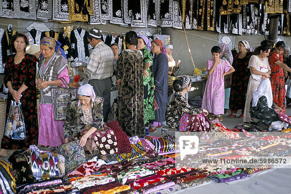 Verkauf von traditionelle Textilien für Hochzeiten  Urgut  Usbekistan  Zentralasien  Asien