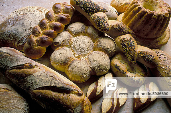 Brote  einschließlich Kugelhopfs  Brezeln und geflochtene Brot  Alsace  Frankreich  Europa