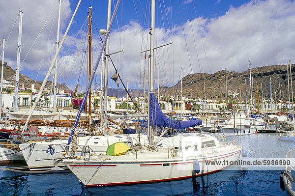 Boote in Puerto Mogan Hafen und promenade im Hintergrund  Puerto de Mogan  Gran Canaria  Kanarische Inseln  Spanien  Atlantik  Europa