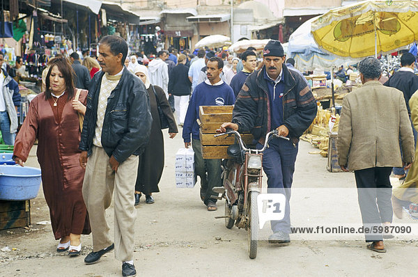 Menschen in den Souk  Marrakesch (Marrakech)  Marokko  Nordafrika  Afrika