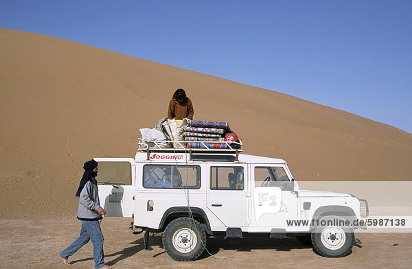 Laden Ausrüstung auf einem 4 x 4 Fahrzeug nach Wüste trek  Chigaga Dünen  Draa-Tal  Marokko  Nordafrika  Afrika