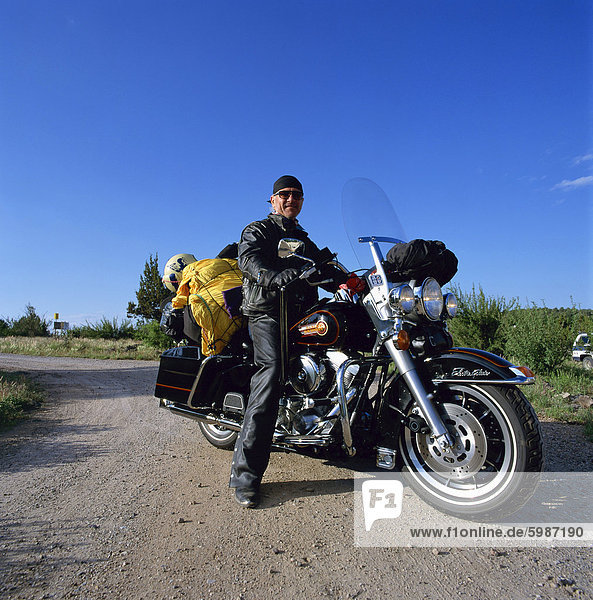 Porträt der Biker auf einer Harley Davidson-Motorrad  Vereinigte Staaten von Amerika  Nordamerika