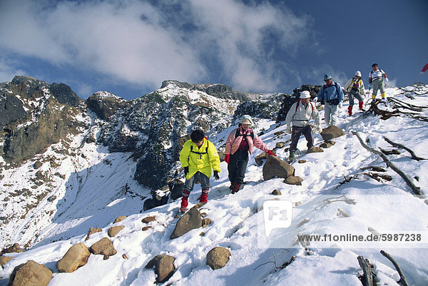 Eine Gruppe von Wanderern absteigend auf Mount Furanodake im Herbst auf der Insel Hokkaido  Japan  Asien