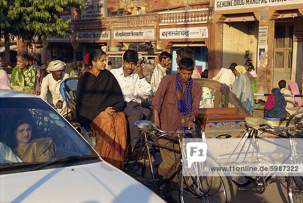 Verkehr in der Markt-Bereich  Jaipur  Rajasthan Indien  Asien