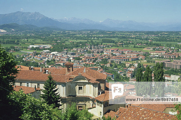 Mondovi Piazza Blick über die Alpen  Piemont  Italien  Europa