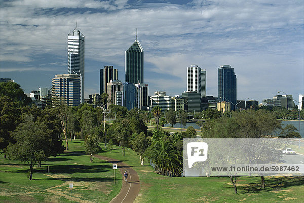 Skyline der Stadt gesehen über den Park  Perth  Western Australia  Australien  Pazifik