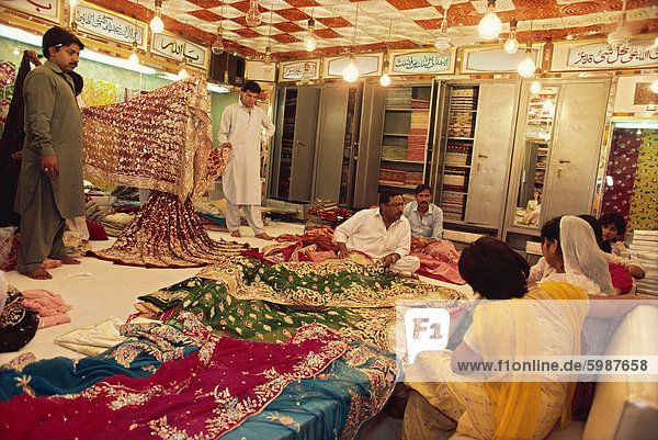 Textil und Seide Sari Shop  Anarkali Basar  Lahore  Pakistan  Asien