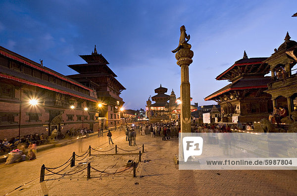 Hindu-Fest des Tihar (Festival der Lichter)  am Durbar Square  Standort der Statue von Garuda auf eine Spalte  Patan  in der Nähe von Kathmandu  Nepal  Asien