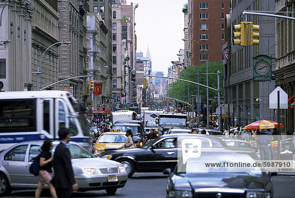 Dichten Verkehr am Broadway  Innenstadt von Manhattan  New York  New York State  Vereinigten Staaten von Amerika  Nordamerika