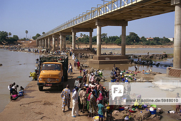 Alte Damm und neue Brücke über den Senegal-Fluss  Kayes  Mali  Westafrika  Afrika