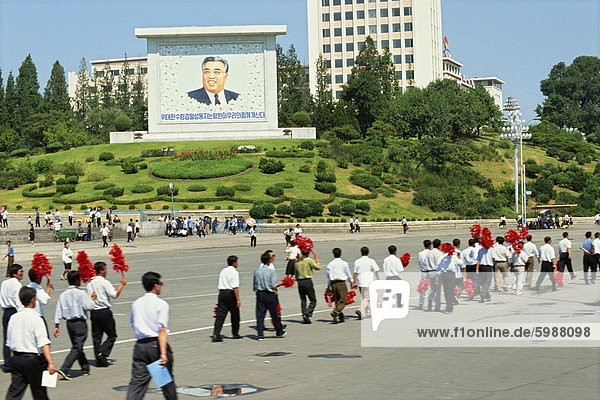 Großes Bild von großen Lerader und Auto-weniger Menschen zu Fuß  Pjöngjang  Nordkorea  Asien