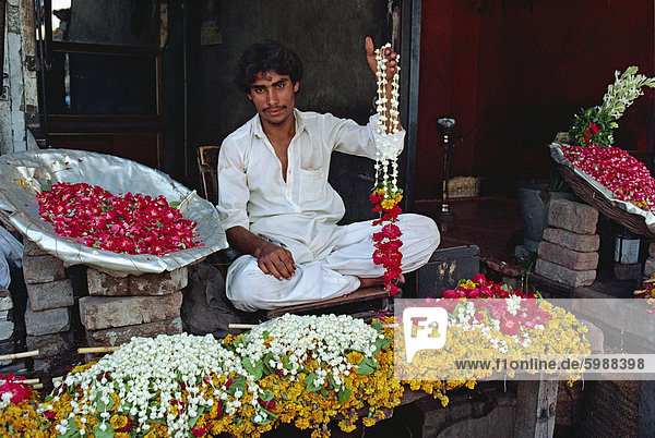 Porträt eines Mannes verkaufen Girlanden der Blumen in den Blumenmarkt in Lahore  Punjab  Pakistan  Asien