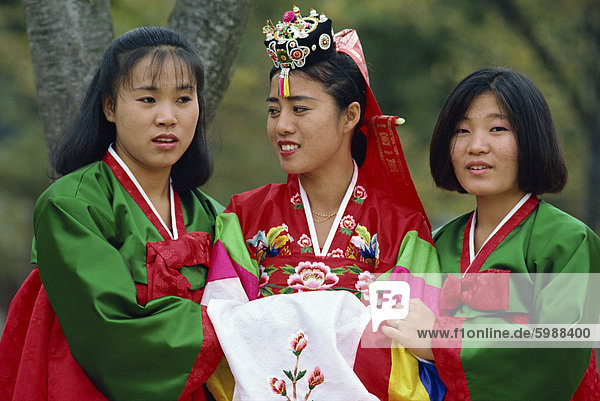 Porträt von drei Frauen in Tracht in Suwon City Folk Village in Südkorea  Asien