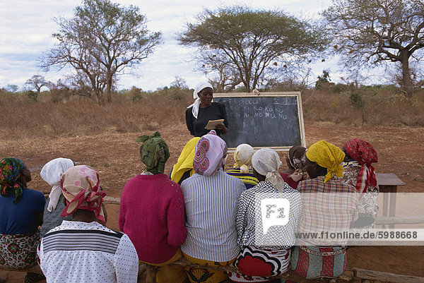 Alphabetisierung von Erwachsenen-Klasse  Kibwezi  Kenia  Ostafrika  Afrika