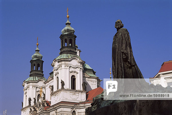 Jan Hus-Denkmal und der Kirche von St. Nicolas  Altstädter Ring  Prag  Tschechische Republik  Europa