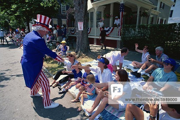 Uncle Sam und Zuschauern bei Bristol's berühmten 4. Juli Parade  Bristol  Rhode Island  Vereinigte Staaten von Amerika  Nordamerika