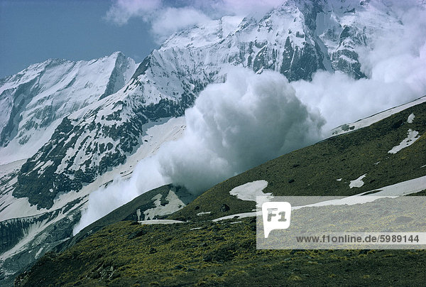 Eine Lawine auf Hiunchuli im Himalaya in Nepal  Asien