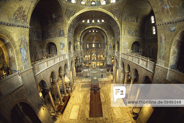 Mosaike bedecken die Wände unterhalb der Ascension-Dome  Basilica San Marco  Venedig  UNESCO Weltkulturerbe  Veneto  Italien  Europa