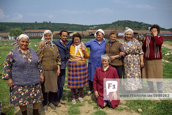Porträt einer Gruppe von Frauen und ein Mann in Bulgarien  Europa