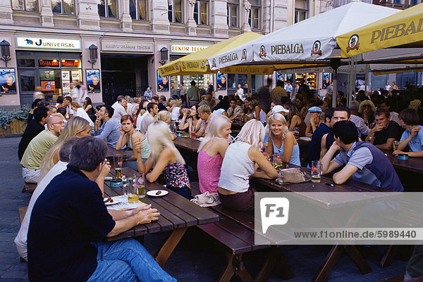 Menschen in ein Restaurant im Plaza entlang Kalku Iela  Altstadt  Riga  Lettland  Baltikum  Europa