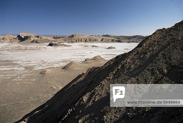 Wind geformte Felsformationen und Salzablagerungen aus dem Tal der den Mond  San Pedro de Atacama  Chile  Südamerika