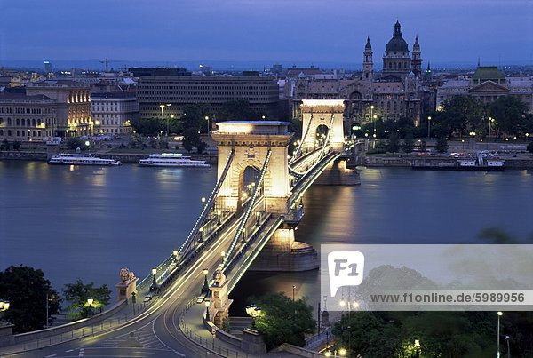 Blick über Kettenbrücke und St. Stephens Basilika  Budapest  Ungarn  Europa