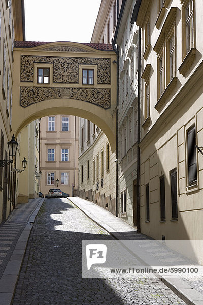 Leere Straßenszene  dekorative Arch  Kleinseite  Old Town  Prag  Tschechische Republik  Europa