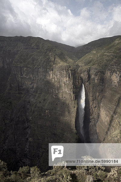 Ein Wasserfall am Geech Abgrund  in den Simien Mountains Nationalpark  Äthiopien  Afrika