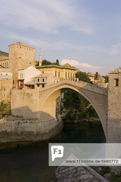 Die berühmte alte Brücke Mostar erbaut 1566 zerstört 1993  wie es jetzt genannt wird abgeschlossen die New Old Bridge im Jahr 2004 zum UNESCO Weltkulturerbe  Mostar  Herzegowina  Bosnien-Herzegowina  Europa