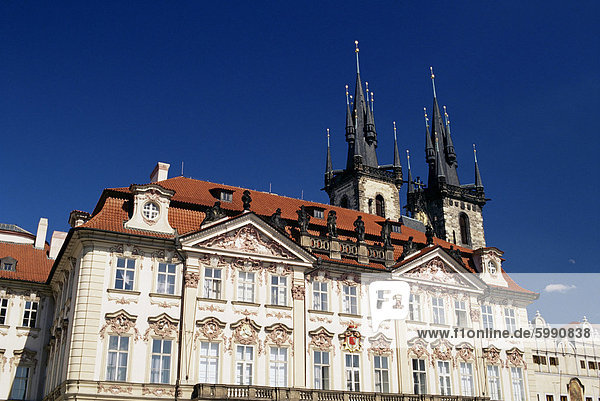 Golz-Kinsky-Palast und Tyn Kirche jenseits  Altstädter Ring  Prag  Tschechische Republik  Europa