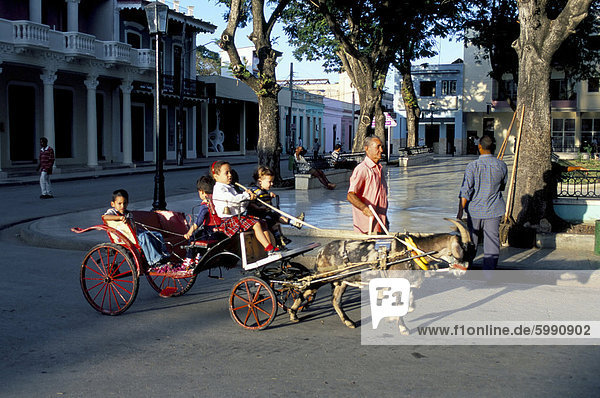 Ziege Karre mit Kindern an einem Sonntag in der Plaza De La Revolucion  Bayamo  Kuba  Westindische Inseln  Mittelamerika