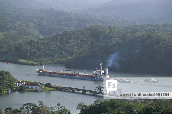 Frachtschiff in Culebra Cut  Panama-Kanal  Panama  Mittelamerika