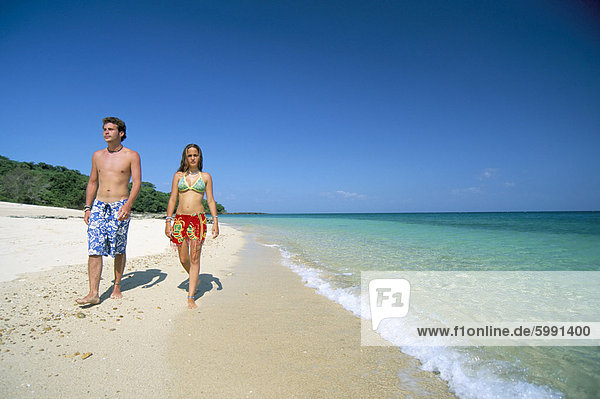 Paar walking auf Sandstrand  Insel Chapera (Contadora)  Las Perlas Archipel  Panama  Mittelamerika