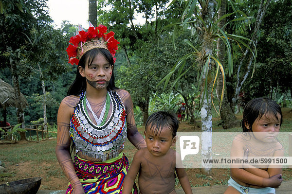 Embera Indianer mit Kindern  Soberania Nationalpark  Panama  Zentralamerika