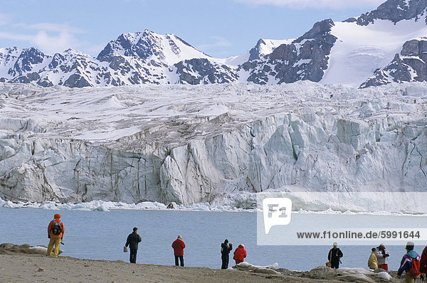Besucher von Eisbrecher Tour Schiff  14. Juli Gletscher  Krossfjorden  Spitzbergen  Svalbard  Norwegen  Skandinavien  Europa