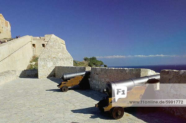 Kanonen auf Ibiza Altstadt (Alta Vila) (Dalt Vila) (Upper Town)  Ibiza Stadt  Ibiza  Balearen  Spanien  Mediterranean  Europa