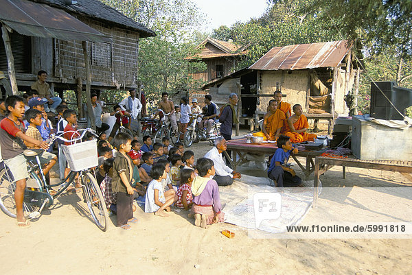 Außenaufnahme Bauernhaus sehen Fernsehen Südostasien Vietnam Mönch Asien Kambodscha