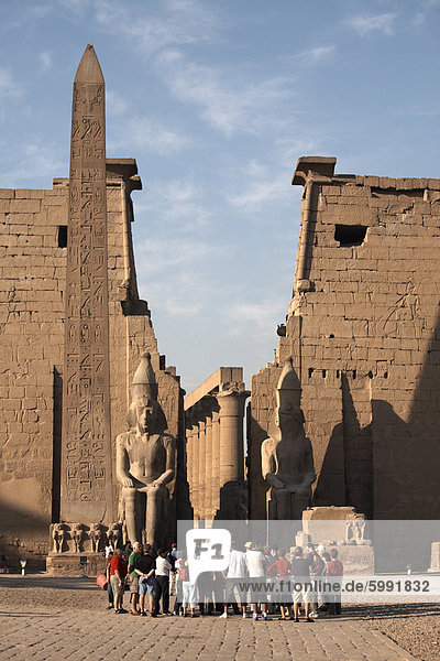 Touristen versammeln sich beim Luxor-Tempel  Luxor  Theben  UNESCO Weltkulturerbe  Ägypten  Nordafrika  Afrika