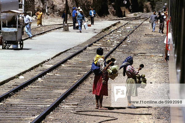 Tarahumara Verkauf waren für die Passagiere auf einem Zug  Mexiko  Nordamerika