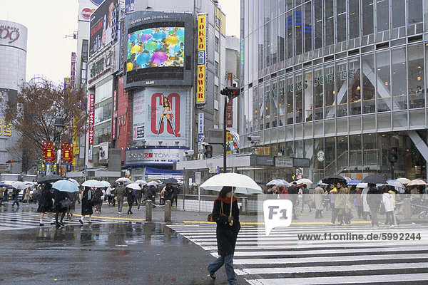Straßenszene in den Regen  Shinjuku  Tokio  Japan  Asien